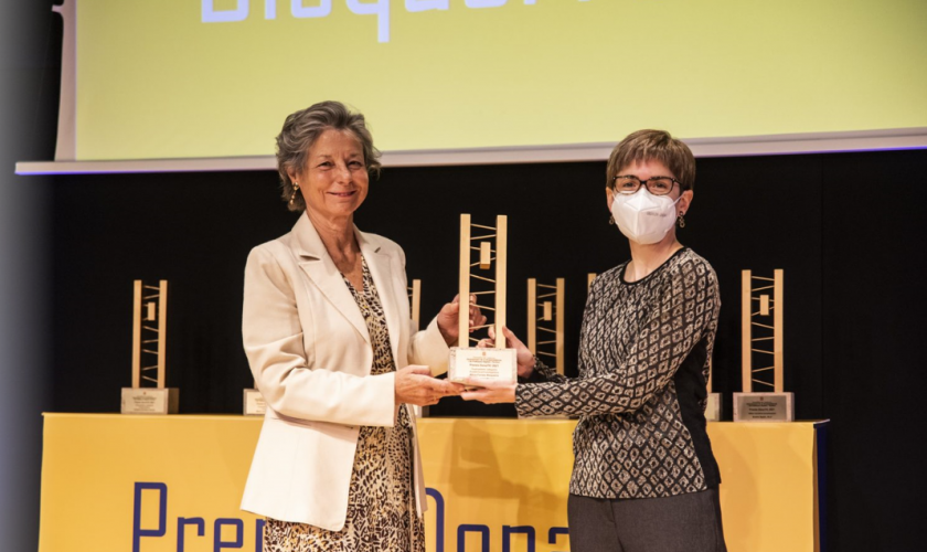 CVC researcher Alicia Fornés receiving the Dona TIC award